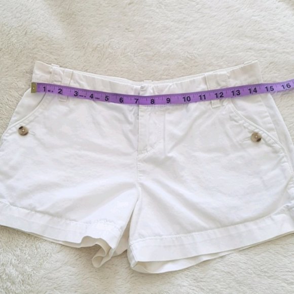 Old Navy midrise white shorts with button details - Picture 9 of 10
